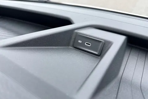 DE75OUB Volkswagen Crafter CR35 Panel van Commerce Plus LWB 140 PS 2.0 TDI 8sp Auto - Delivery Mileage Thumbnail #38