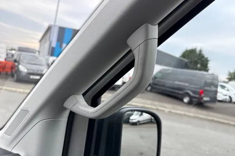 DE75OUB Volkswagen Crafter CR35 Panel van Commerce Plus LWB 140 PS 2.0 TDI 8sp Auto - Delivery Mileage Thumbnail #42