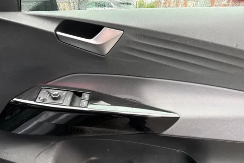 YD71MWF Volkswagen ID.3 Pure Performance 45kWh Life Auto 5dr Thumbnail #19