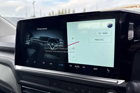 PN75MZG Volkswagen Transporter T28 Panel Van Commerce Pro SWB 150 PS 2.0 TDI 8sp Automatic Thumbnail #19