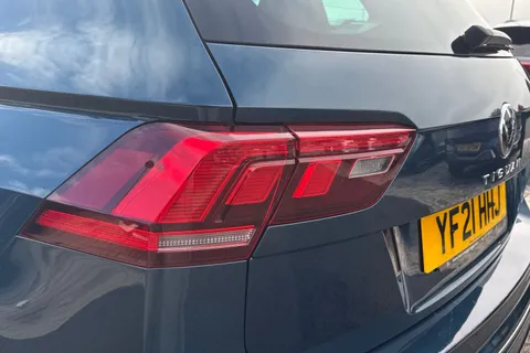 YF21HHJ Volkswagen Tiguan 2.0 TDI R-Line 5dr DSG Thumbnail #8