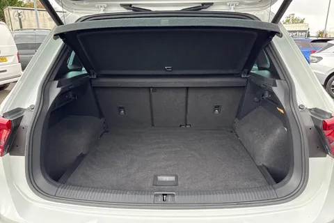 GJ70TWY Volkswagen Tiguan 2.0 TDi 150 R-Line Tech 5dr ⭐Keyless entry, Panoramic sunroof,  Winter pack Thumbnail #7