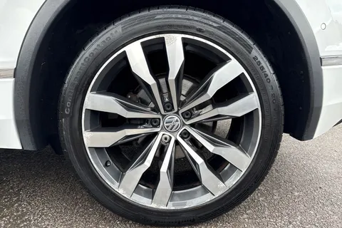 GJ70TWY Volkswagen Tiguan 2.0 TDi 150 R-Line Tech 5dr ⭐Keyless entry, Panoramic sunroof,  Winter pack Thumbnail #11