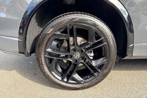 DA25GUW Volkswagen Tiguan 2.0 TSI 204 4Motion Black Edition DSG | Heated Seats | Area and Rear View C Thumbnail #11