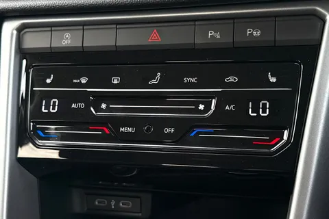  Volkswagen T-Roc 1.5 TSI Match DSG Euro 6 (s/s) 5dr Thumbnail #19