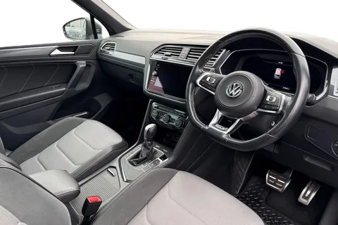YP68VHJ Volkswagen Tiguan 2.0 TDI R-Line DSG Euro 6 (s/s) 5dr Thumbnail #8