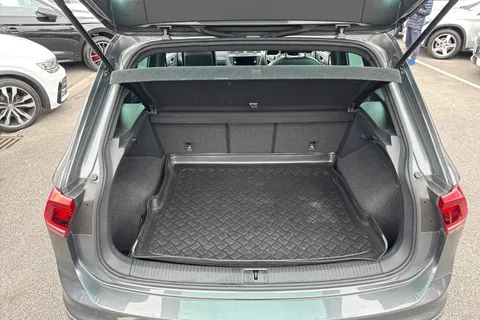 YP68VHJ Volkswagen Tiguan 2.0 TDI R-Line DSG Euro 6 (s/s) 5dr Thumbnail #10