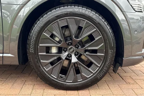 KY24UOH Audi Q8 e-tron Black Edition 50 e-tron quattro 250,00 kW Thumbnail #10