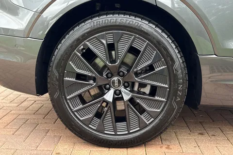 KY24UOH Audi Q8 e-tron Black Edition 50 e-tron quattro 250,00 kW Thumbnail #11