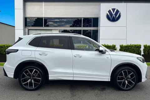 AO25WVJ Volkswagen Tiguan 1.5 eTSI 150 R-Line 5dr DSG | Heated Seats | Rear Camera Thumbnail #4