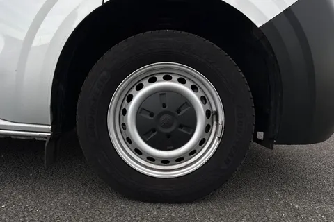 DG25EYF Volkswagen Transporter 2.0 TDI 150 Commerce Plus Van Thumbnail #10