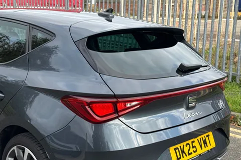 DK25VWT SEAT Leon 1.5 eHybrid 25.8kWh FR Sport DSG Euro 6 (s/s) 5dr Thumbnail #8