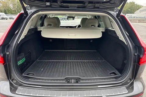 YP22XJW Volvo V60 2.0h T6 Recharge 18.8kWh Inscription Auto AWD Euro 6 (s/s) 5dr Thumbnail #7