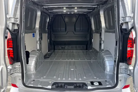 6 of 39 for VOLKSWAGEN TRANSPORTER 2.0 TDI 170 Commerce Pro Van Auto