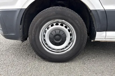 CX74LAA Volkswagen Crafter 2.0 TDI CR35 Commerce Luton 2dr Diesel Manual LWB Euro 6 (s/s) (ETG) (140 ps) Thumbnail #10