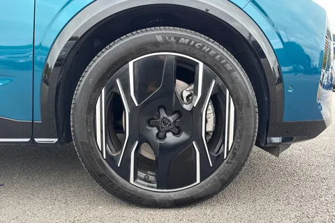 DF24YYH PEUGEOT E-3008 73kWh GT Auto 5dr Thumbnail #10