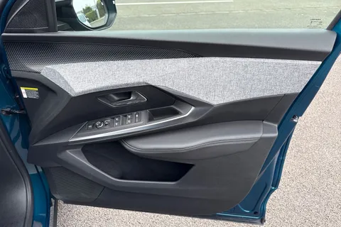 DF24YYH PEUGEOT E-3008 73kWh GT Auto 5dr Thumbnail #21