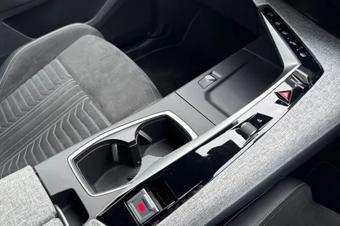 DF24YYH PEUGEOT E-3008 73kWh GT Auto 5dr Thumbnail #23