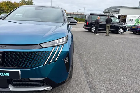 DF24YYH PEUGEOT E-3008 73kWh GT Auto 5dr Thumbnail #26