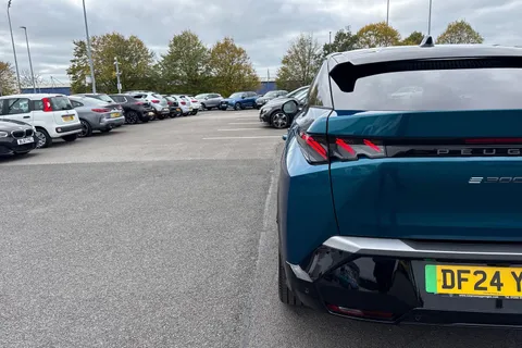 DF24YYH PEUGEOT E-3008 73kWh GT Auto 5dr Thumbnail #32