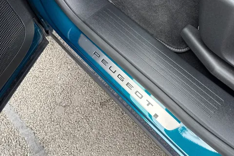 DF24YYH PEUGEOT E-3008 73kWh GT Auto 5dr Thumbnail #38