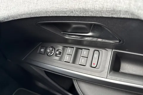 DF24YYH PEUGEOT E-3008 73kWh GT Auto 5dr Thumbnail #41