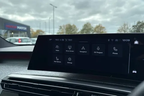 DF24YYH PEUGEOT E-3008 73kWh GT Auto 5dr Thumbnail #48