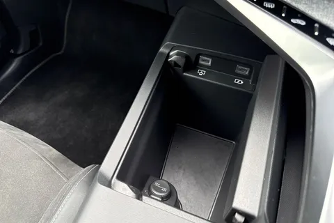 DF24YYH PEUGEOT E-3008 73kWh GT Auto 5dr Thumbnail #55