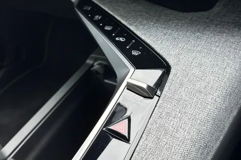 DF24YYH PEUGEOT E-3008 73kWh GT Auto 5dr Thumbnail #56