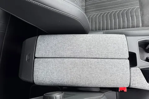 DF24YYH PEUGEOT E-3008 73kWh GT Auto 5dr Thumbnail #59