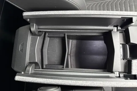 DF24YYH PEUGEOT E-3008 73kWh GT Auto 5dr Thumbnail #60