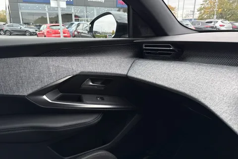 DF24YYH PEUGEOT E-3008 73kWh GT Auto 5dr Thumbnail #61