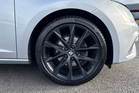 DN69XNY SEAT Leon 1.5 TSI EVO FR Black Edition Euro 6 (s/s) 5dr Thumbnail #10