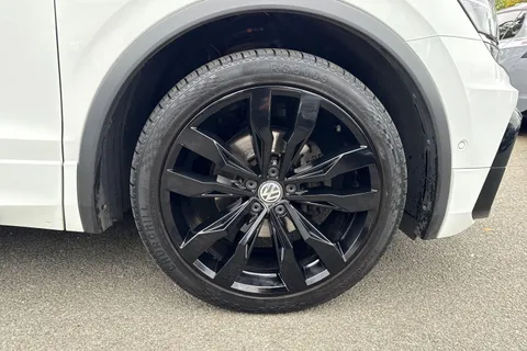 DE19ZMV Volkswagen Tiguan 2.0 TDi 150 4Motion R-Line Tech 5dr DSG | Heated Seats | Area View Camera Thumbnail #10