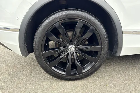 DE19ZMV Volkswagen Tiguan 2.0 TDi 150 4Motion R-Line Tech 5dr DSG | Heated Seats | Area View Camera Thumbnail #11