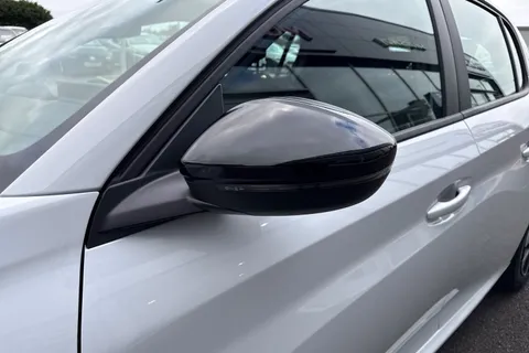 28 of 67 for PEUGEOT 208 1.2 PureTech Style Euro 6 (s/s) 5dr