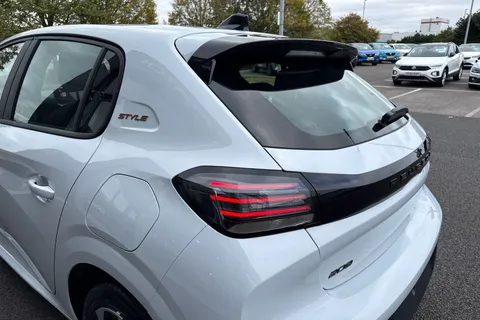 30 of 67 for PEUGEOT 208 1.2 PureTech Style Euro 6 (s/s) 5dr