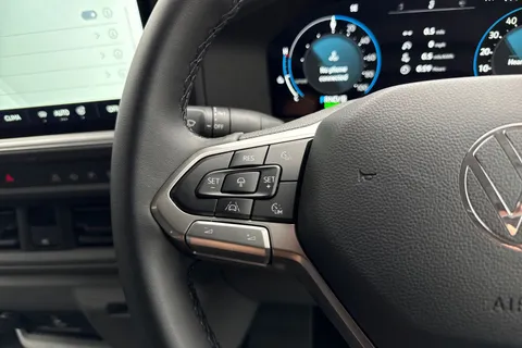 25 of 43 for VOLKSWAGEN TRANSPORTER 100kW 65kWh Commerce Pro Van Auto