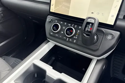 Land Rover Defender 110 3.0 D250 MHEV X-Dynamic HSE Auto 4WD Euro 6 (s/s) 5dr Thumbnail #17