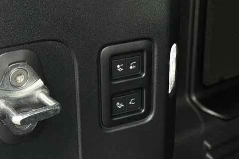 Land Rover Defender 110 3.0 D250 MHEV X-Dynamic HSE Auto 4WD Euro 6 (s/s) 5dr Thumbnail #31