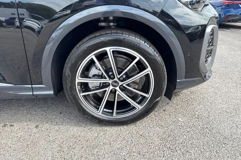 DK75UVA Audi Q5 2.0 TDI Launch Edition Sportback S Tronic quattro Euro 6 (s/s) 5dr Thumbnail #11