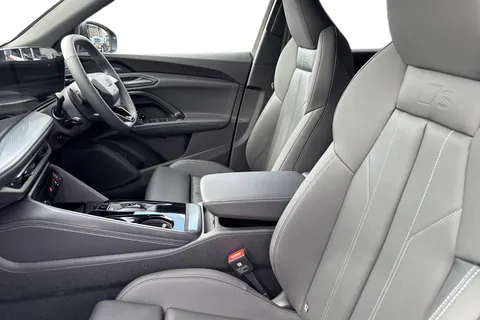 DK75UVA Audi Q5 2.0 TDI Launch Edition Sportback S Tronic quattro Euro 6 (s/s) 5dr Thumbnail #17