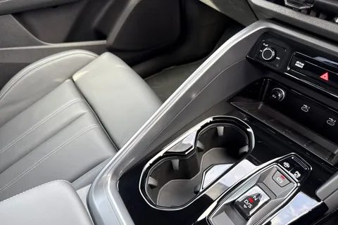 DK75UVA Audi Q5 2.0 TDI Launch Edition Sportback S Tronic quattro Euro 6 (s/s) 5dr Thumbnail #21