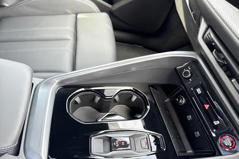 DK75UVA Audi Q5 2.0 TDI Launch Edition Sportback S Tronic quattro Euro 6 (s/s) 5dr Thumbnail #24