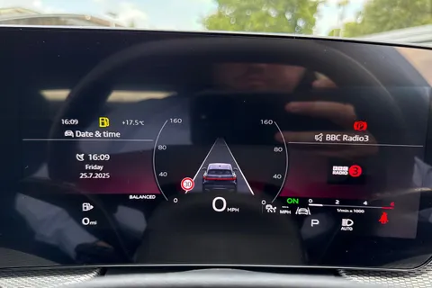 DK75UVA Audi Q5 2.0 TDI Launch Edition Sportback S Tronic quattro Euro 6 (s/s) 5dr Thumbnail #29