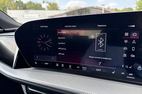 DK75UVA Audi Q5 2.0 TDI Launch Edition Sportback S Tronic quattro Euro 6 (s/s) 5dr Thumbnail #36