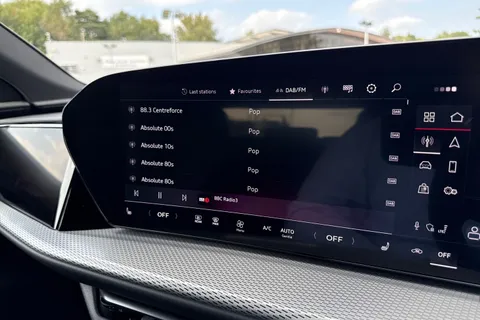 DK75UVA Audi Q5 2.0 TDI Launch Edition Sportback S Tronic quattro Euro 6 (s/s) 5dr Thumbnail #38