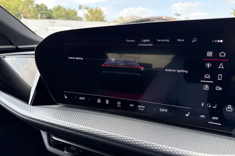 DK75UVA Audi Q5 2.0 TDI Launch Edition Sportback S Tronic quattro Euro 6 (s/s) 5dr Thumbnail #42