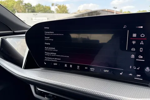 DK75UVA Audi Q5 2.0 TDI Launch Edition Sportback S Tronic quattro Euro 6 (s/s) 5dr Thumbnail #43