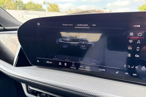 DK75UVA Audi Q5 2.0 TDI Launch Edition Sportback S Tronic quattro Euro 6 (s/s) 5dr Thumbnail #52